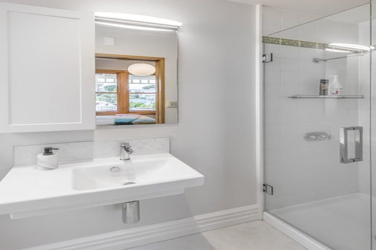 Photo of property in 16 Farm Road, Northland, Wellington, 6012