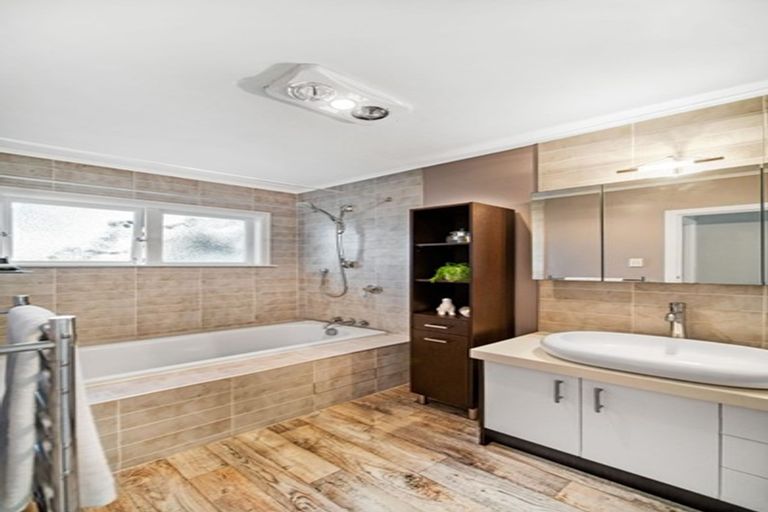 Photo of property in 1/16 Roseburn Place, Pakuranga, Auckland, 2010