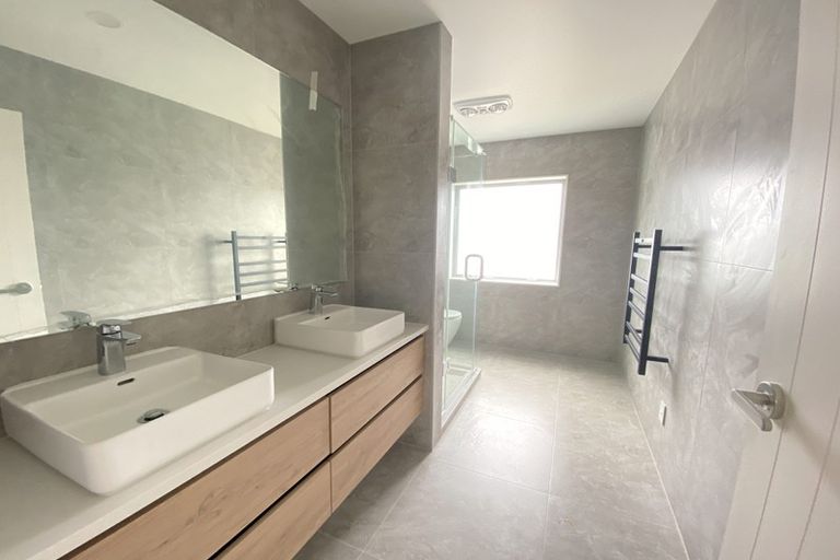 Photo of property in 22 Lorikeet Place, Unsworth Heights, Auckland, 0632