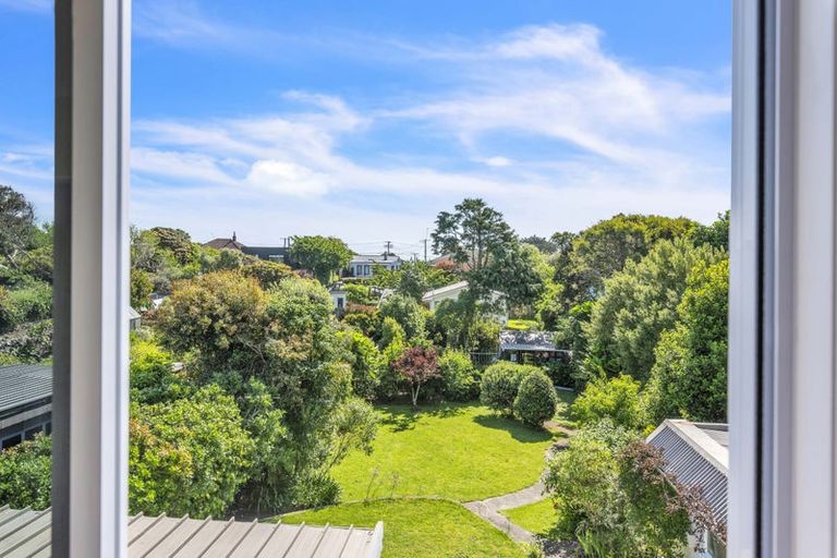 Photo of property in 127 Renown Road, Raumati South, Paraparaumu, 5032