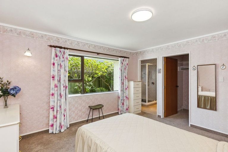 Photo of property in 50b Rewarewa Crescent, Waikanae, 5036