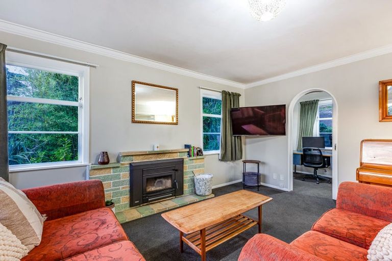 Photo of property in 15 Mana View Road, Paremata, Porirua, 5026