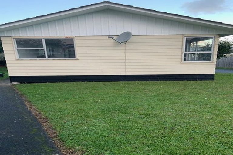 Photo of property in 35 Thornlow Street, Glendene, Auckland, 0602