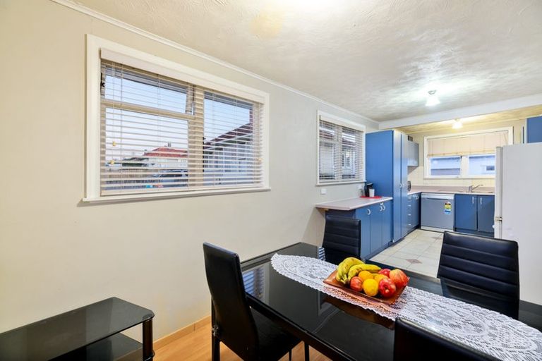 Photo of property in 82 Kelman Road, Kelston, Auckland, 0602