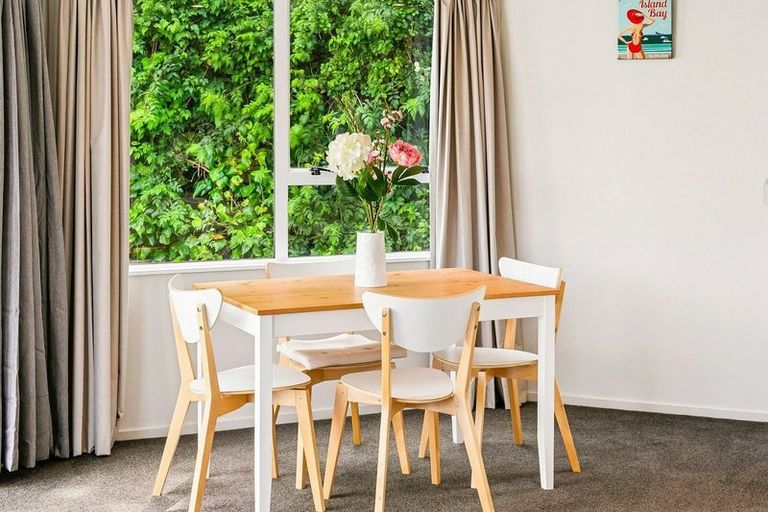 Photo of property in 5 Erskine Close, Island Bay, Wellington, 6023