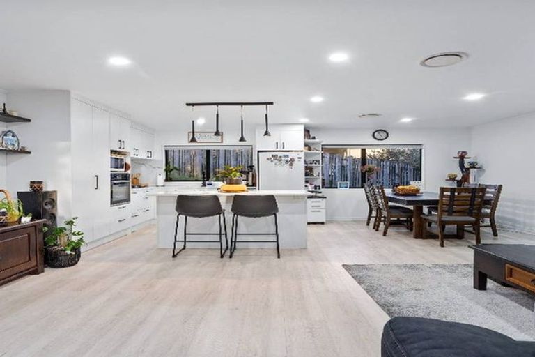 Photo of property in 2/27 Mallard Place, Unsworth Heights, Auckland, 0632