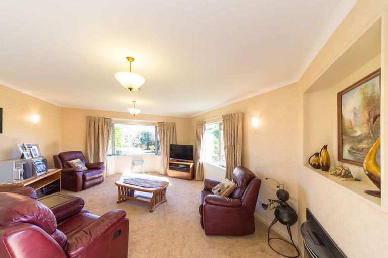 Photo of property in 48 Cashmere Drive, Fitzherbert, Palmerston North, 4410