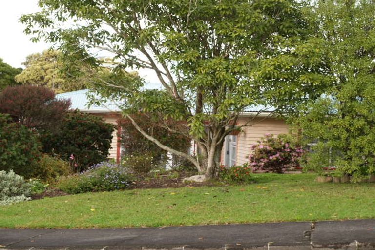 Photo of property in 13 Reydon Place, Cockle Bay, Auckland, 2014