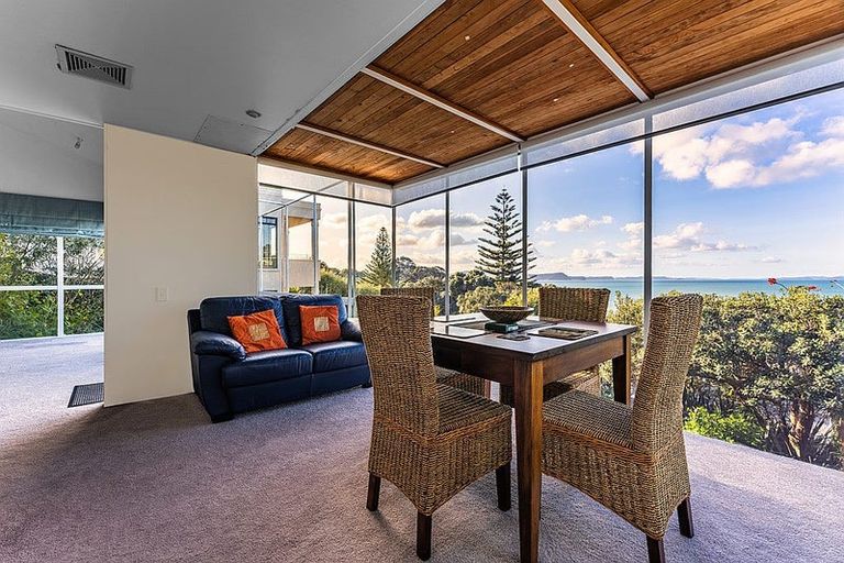 Photo of property in 28 Chelverton Terrace, Red Beach, 0932