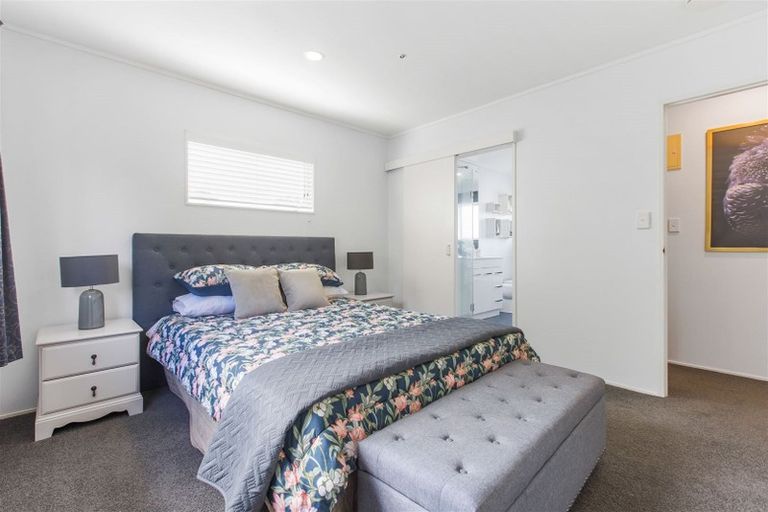 Photo of property in 2/30 Witheford Drive, Bayview, Auckland, 0629