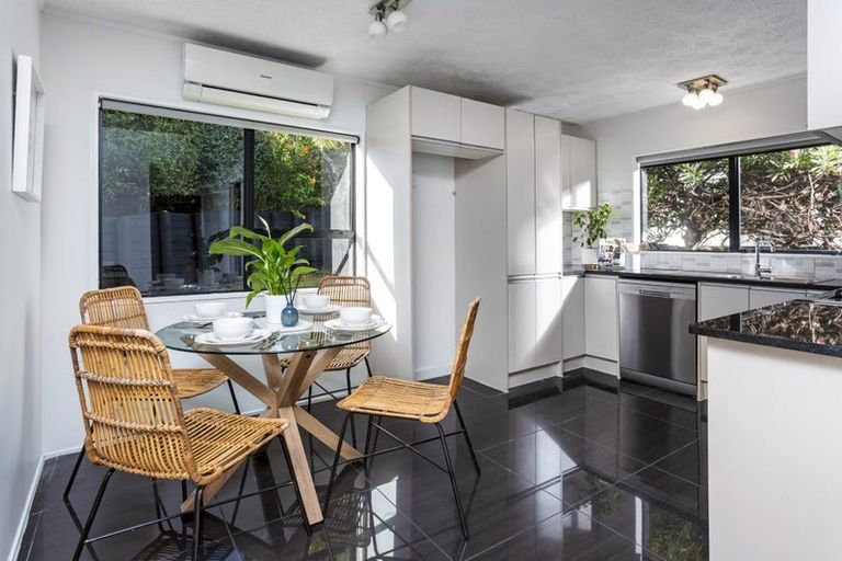 Photo of property in 2/17 Greenvalley Rise, Glenfield, Auckland, 0629