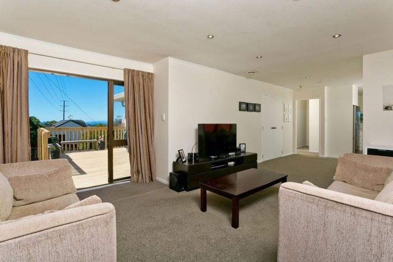 Photo of property in 2/12 Remus Place, Totara Vale, Auckland, 0629