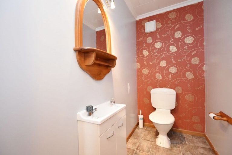 Photo of property in 1 Ferry Road, Tuatapere, 9620