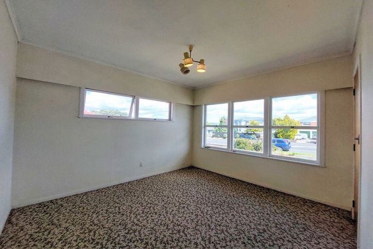 Photo of property in 187 Te Atatu Road, Te Atatu South, Auckland, 0610