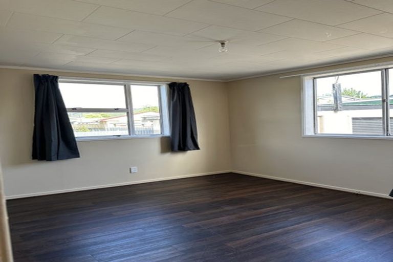 Photo of property in 2/10 Ponderosa Grove, Maoribank, Upper Hutt, 5018