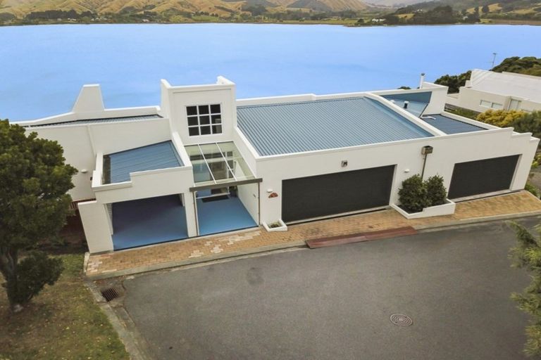 Photo of property in 28 Molyneux Close, Whitby, Porirua, 5024