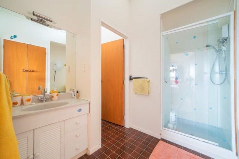 Photo of property in 1/386 Glenfield Road, Glenfield, Auckland, 0629