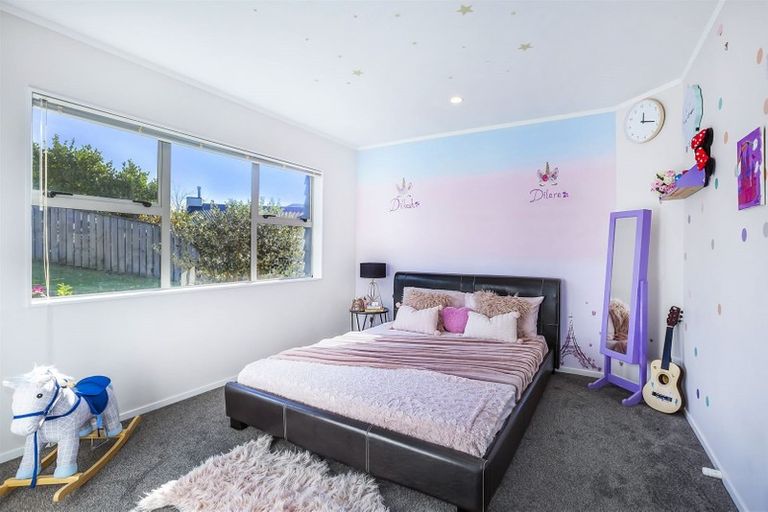 Photo of property in 3 Tararua Close, Aotea, Porirua, 5024