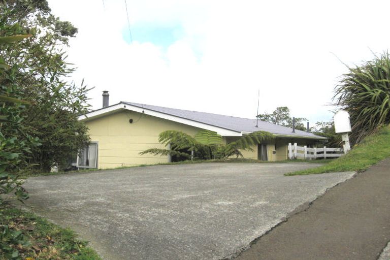 Photo of property in 10 Alwyn Place, Newlands, Wellington, 6037
