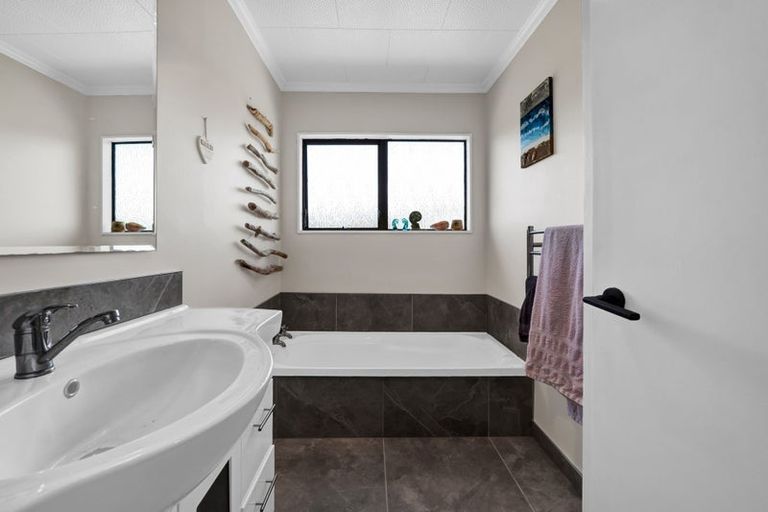 Photo of property in 28 Kowhai Street, Inglewood, 4330