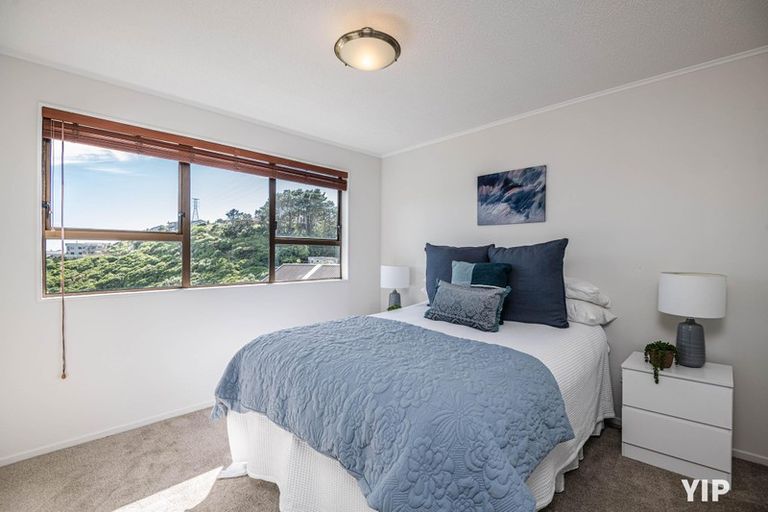 Photo of property in 44 Colchester Crescent, Newlands, Wellington, 6037