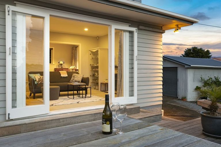 Photo of property in 1/2 Hughes Terrace, Te Atatu Peninsula, Auckland, 0610