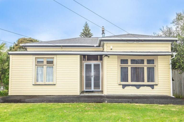 Photo of property in 6 Titoki Street, Castlecliff, Whanganui, 4501