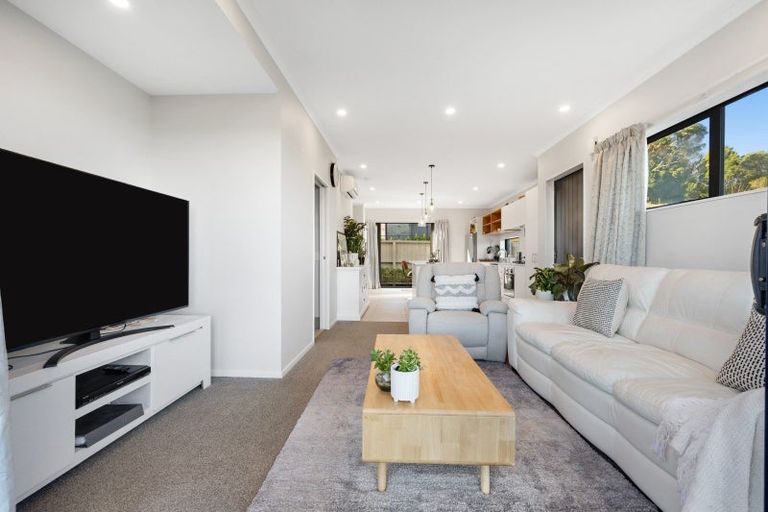 Photo of property in 13 Maureen Close, East Tamaki Heights, Auckland, 2016