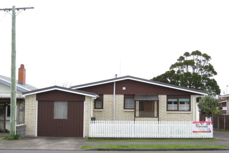 Photo of property in 2/19 Karamu Street, Strandon, New Plymouth, 4312