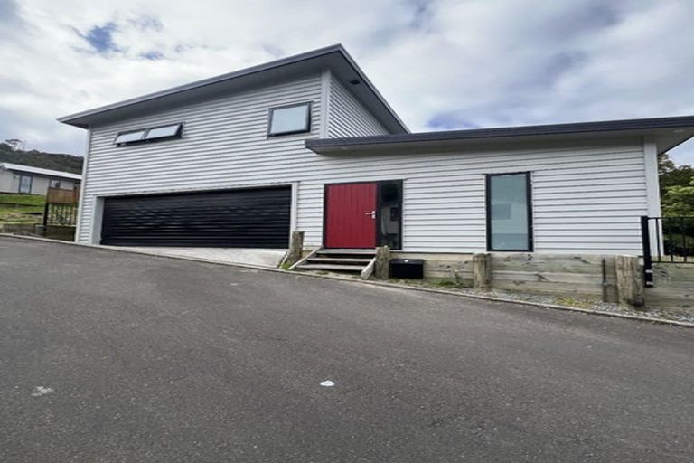 Photo of property in 9 Lowry Heights, Stokes Valley, Lower Hutt, 5019