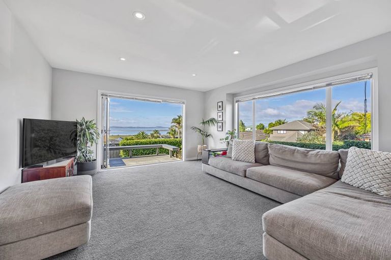 Photo of property in 2 Oakpark Place, West Harbour, Auckland, 0618