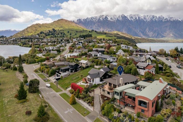 Photo of property in 12 Grove Lane, Kelvin Heights, Queenstown, 9300