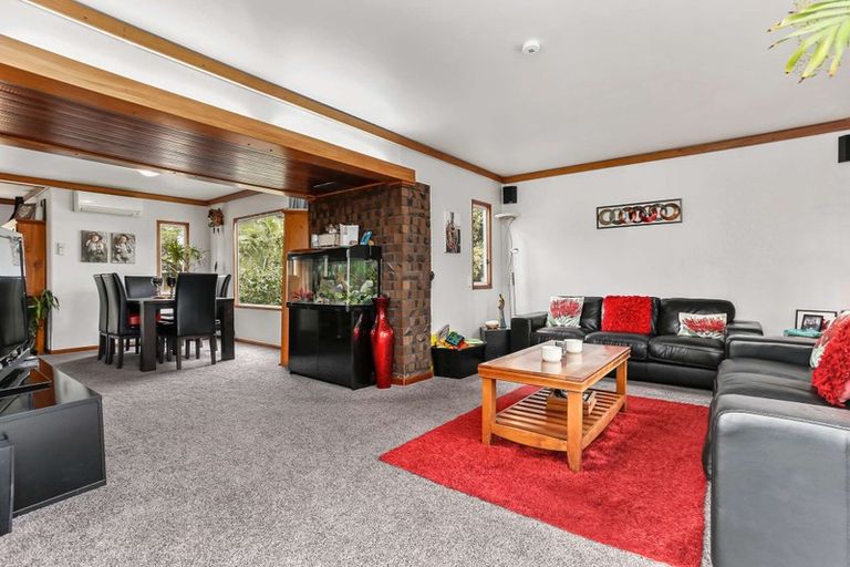 Photo of property in 1 Pokapu Street, Titirangi, Auckland, 0600