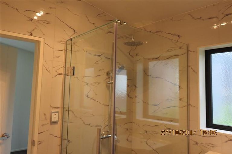 Photo of property in 5 Fernhaven Place, Massey, Auckland, 0614