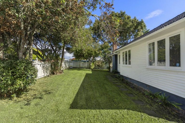 Photo of property in 6 Grainger Road, Te Atatu South, Auckland, 0610