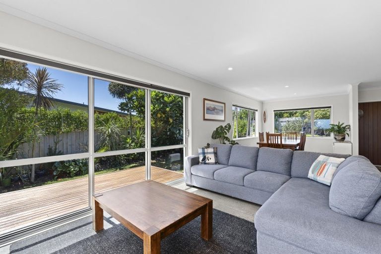 Photo of property in 5d Tui Grove, Oakura, 4314