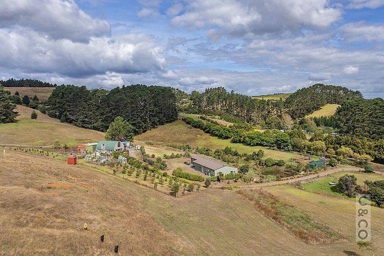 Photo of property in 231 Taiapa Road, Muriwai, Waimauku, 0881