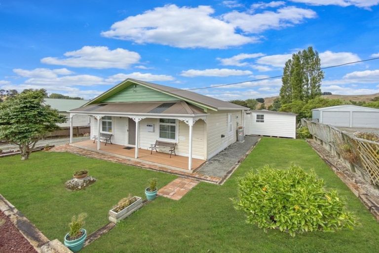 Photo of property in 8 Paraekaretu Street, Hunterville, 4730