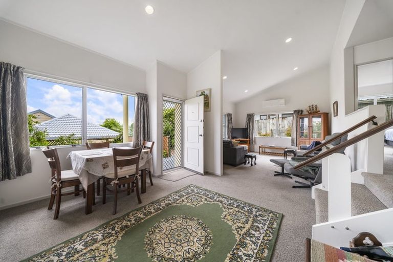 Photo of property in 2 Davern Lane, New Lynn, Auckland, 0600