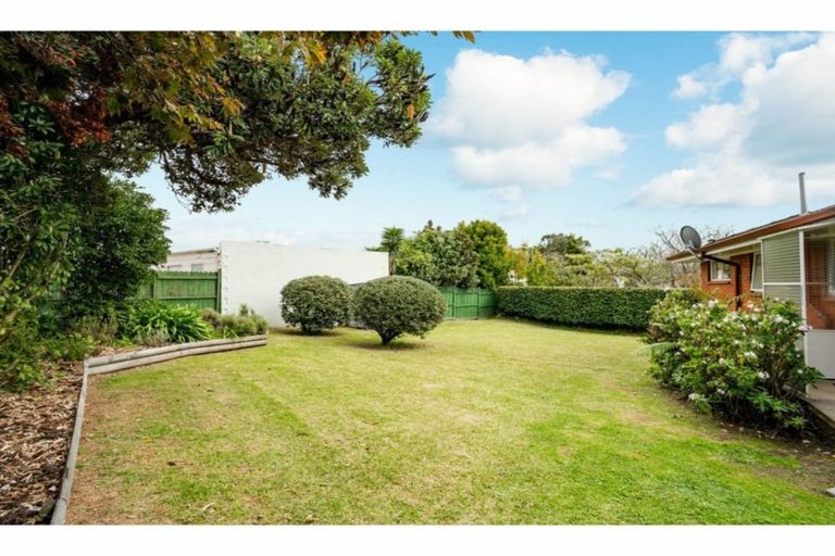 Photo of property in 17 Scanlen Terrace, Kelston, Auckland, 0602