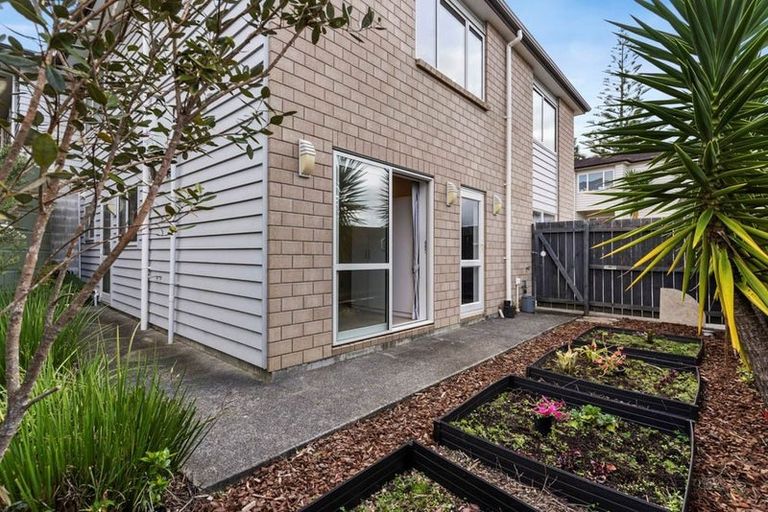Photo of property in 30a Schnapper Rock Road, Schnapper Rock, Auckland, 0632