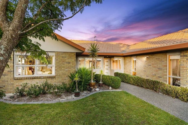 Photo of property in 13 Bridgehead Cove, West Harbour, Auckland, 0618