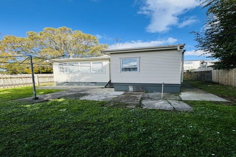 Photo of property in 4 Kaponga Crescent, New Lynn, Auckland, 0600