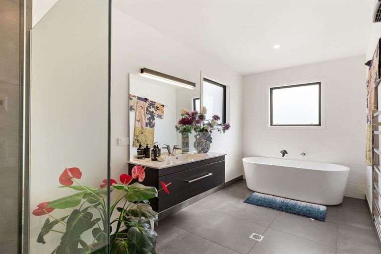 Photo of property in 2 Caithness Court, Jacks Point, Queenstown, 9371