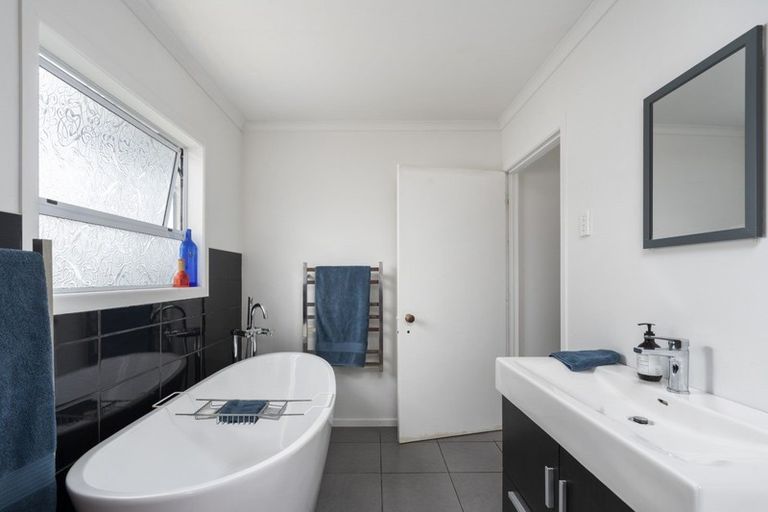 Photo of property in 16 Karaka Street, Merrilands, New Plymouth, 4312