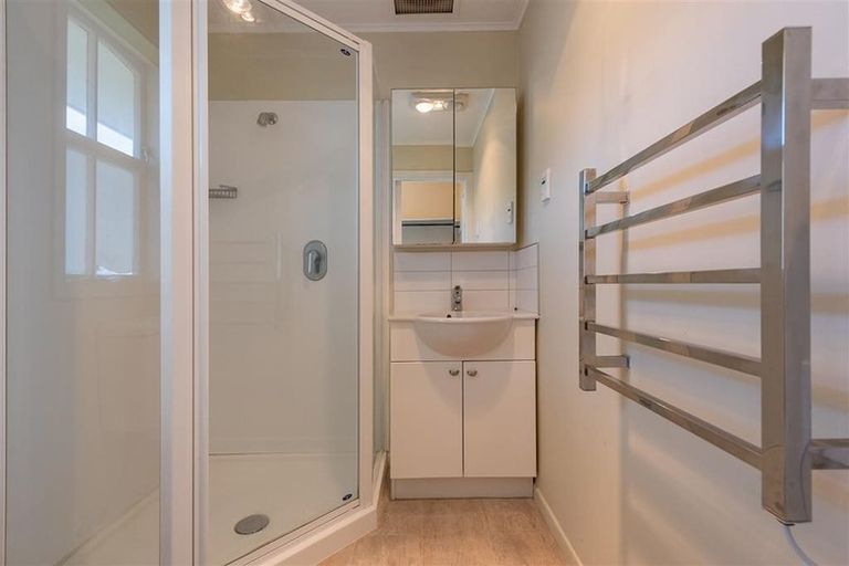 Photo of property in 15 Westview Grove, Miramar, Wellington, 6022