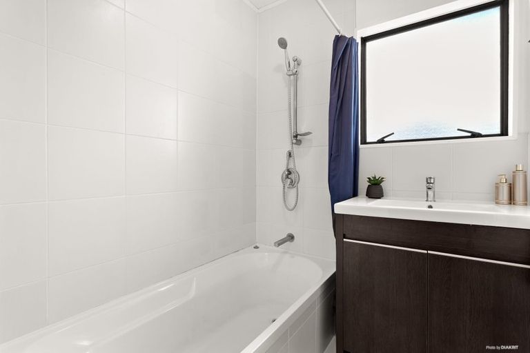 Photo of property in 2/148 Sunset Road, Unsworth Heights, Auckland, 0632