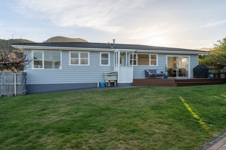 Photo of property in 2 Fitzwilliam Terrace, Tawa, Wellington, 5028