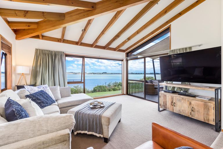 Photo of property in 33 St Annes Crescent, Wattle Downs, Auckland, 2103