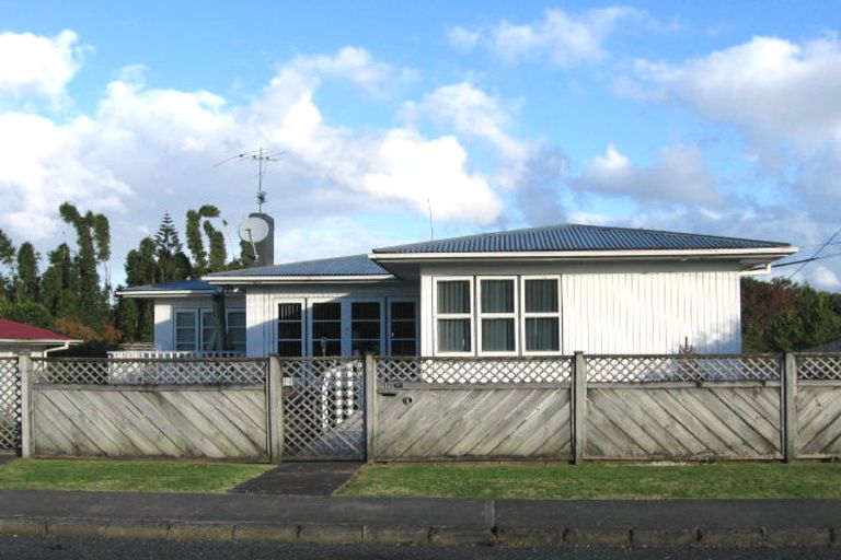 Photo of property in 16 Sylvan Crescent, Te Atatu South, Auckland, 0610